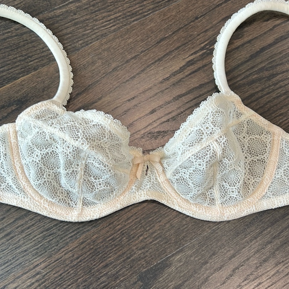 Lace bra Creme Size 34B ribbon middle detailed adjustable straps underwire